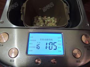 然后将面包桶安置在面包机内，选择程序16”花式果酱“时间一共是1小时5分