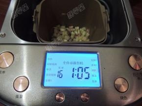 然后将面包桶安置在面包机内，选择程序16”花式果酱“时间一共是1小时5分