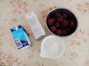 准备淡奶油，牛奶，白糖