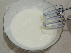 用打蛋器将淡奶油打发