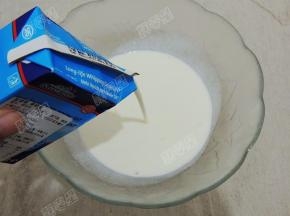 将淡奶油倒入碗中