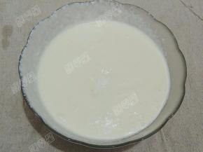 然后加入牛奶拌匀