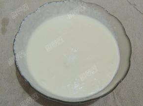 然后加入牛奶拌匀