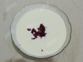 加入一半的杨梅果肉