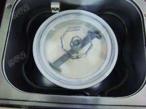 然后将冰淇淋桶安装入面包机中