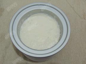 将冰淇淋液倒入冰淇淋桶中