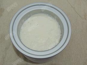 将冰淇淋液倒入冰淇淋桶中