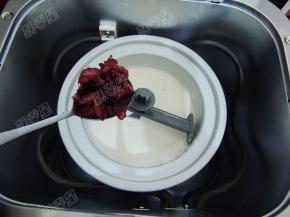 当冰淇淋搅拌至浓稠变厚之后加入剩下的杨梅果肉