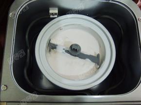 继续搅拌至程序结束，然后装入保鲜盒，入冰箱冷冻至硬就可以了