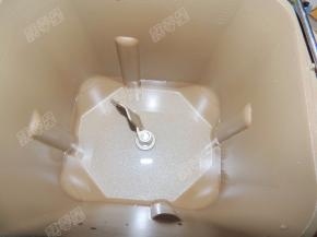 面包桶中倒入煮沸的开水烫一下