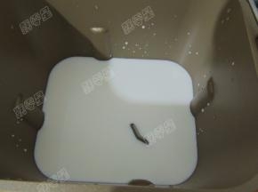 将牛奶倒入面包桶内