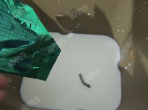 然后倒入酸奶菌粉