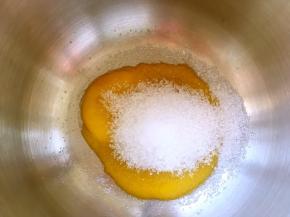 蛋黄加砂糖跟一小撮盐搅拌均匀