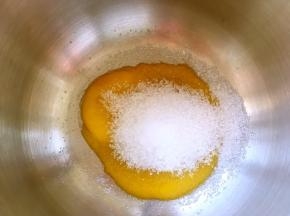 蛋黄加砂糖跟一小撮盐搅拌均匀