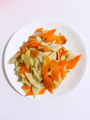 焯好水后捞出迅速放进冷水中冷却，再挤干水份备用！