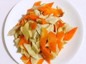 焯好水后捞出迅速放进冷水中冷却，再挤干水份备用！