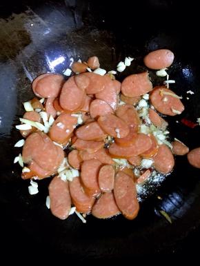 放入切好的火腿肠翻炒片刻！