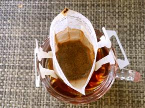 咖啡粉装入挂耳袋内，加热水冲泡5分钟