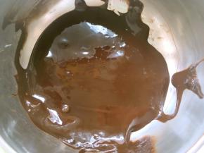 巧克力隔水加热至融化