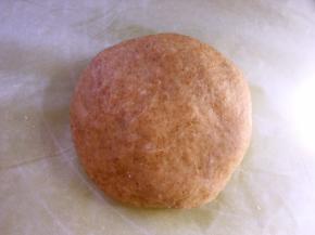 之后用手揉匀，之后将揉好的面团倒在油纸上