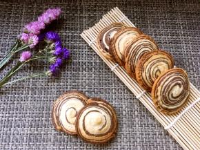 烤箱预热180度烤25分钟，刚烤好的饼干比较软，凉透就变硬啦