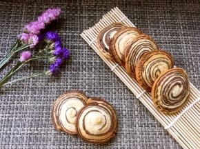 烤箱预热180度烤25分钟，刚烤好的饼干比较软，凉透就变硬啦