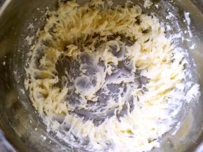 黄油软化，加糖粉搅拌均匀，之后打发至蓬松状态