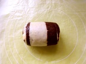 裁掉的边角叠在一起，用擀面杖擀成长条卷起来，用手整理下，整理成规整的圆柱形，冰箱冷冻