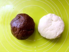 将可可粉跟面团揉均匀