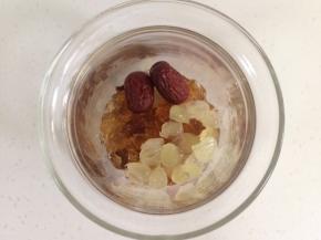 在炖盅内加入桃胶、皂角米和红枣。