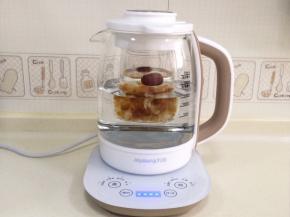 把炖盅放入养生壶内。