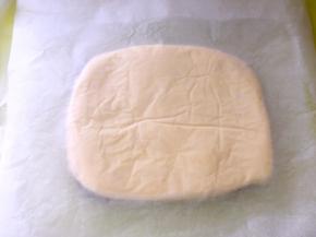 将原色面团连同油纸一起盖在可可面团上