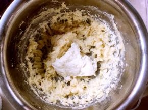 分多次加入奶油奶酪，打发均匀