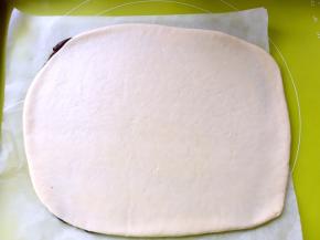 用擀面杖继续擀成薄一点的长方形，大约0.4厘米厚度就可以啦，之后取下上层的油纸