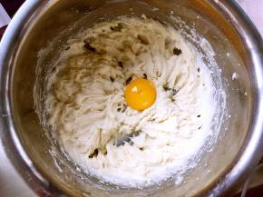 加入一个蛋黄，打发均匀，电动打蛋器打几下就可以，千万别过度打发，免得打过了