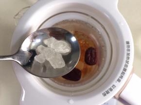 剩下10分钟时，加入冰糖。