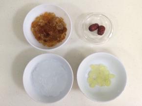 把皂角米也冲洗干净，备好食材。