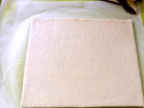 将面片裁成长方形，裁掉的边角先放置一旁