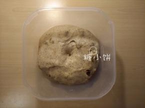 发酵时间我比原方延长了，发酵的中途翻了一次面。
发酵至2-2.5倍大，中间按压一个孔不缩不塌。