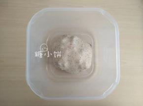 加入龙眼干。我的龙眼干是对半切的，这样比较大块。
（原方用的荔枝干，还用黑朗姆酒浸泡过。我不喜欢泡果干，没有泡。）