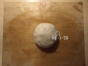 将一发之后的面团滚圆，室温（原方是32℃）末发40分钟。
（因为我就只有一个，所以没有切分醒发的步骤，直接滚圆了）