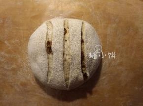 末发好之后在表面撒上薄薄一层面粉，划三刀。
我看原方配图像是个“川”字，所以把左右两边都划得有点弧度，不是笔直的三刀
