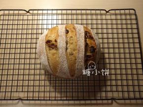 烘烤：我是225℃石板预热，中下石板放面团，中上水盘倒开水。
蒸汽10分钟后拿走水盘，转200℃再烤10分钟。取出放凉即可。
（原方面团放中层，底层水盘倒凉水中途不拿掉，全程200℃，20-22分钟）