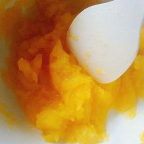 南瓜蒸熟，压泥