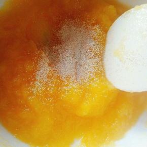 不烫手时加入3克酵母，5克白砂糖