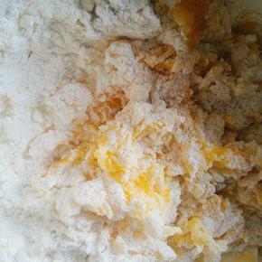 加入200克面粉，拌成絮状，