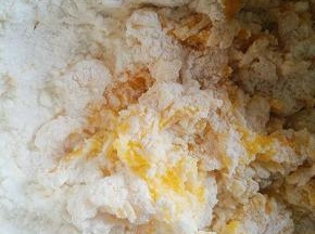 加入200克面粉，拌成絮状，
