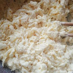 白色面团：取200克面粉里加入3克酵母，10克白砂糖，慢慢倒入适量清水，边倒边搅成絮状