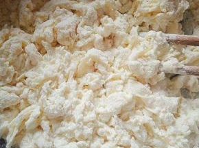 白色面团：取200克面粉里加入3克酵母，10克白砂糖，慢慢倒入适量清水，边倒边搅成絮状