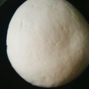 上手揉光滑，包上保鲜膜，进行发酵